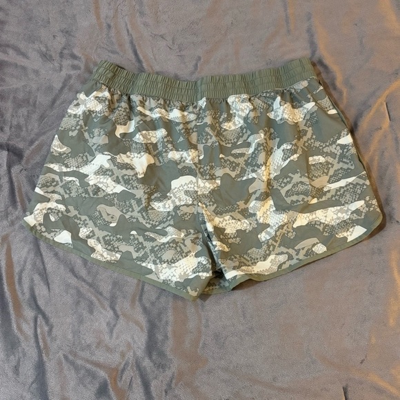 Reebok Green and White Athletic Shorts

#1065 - Picture 10 of 10